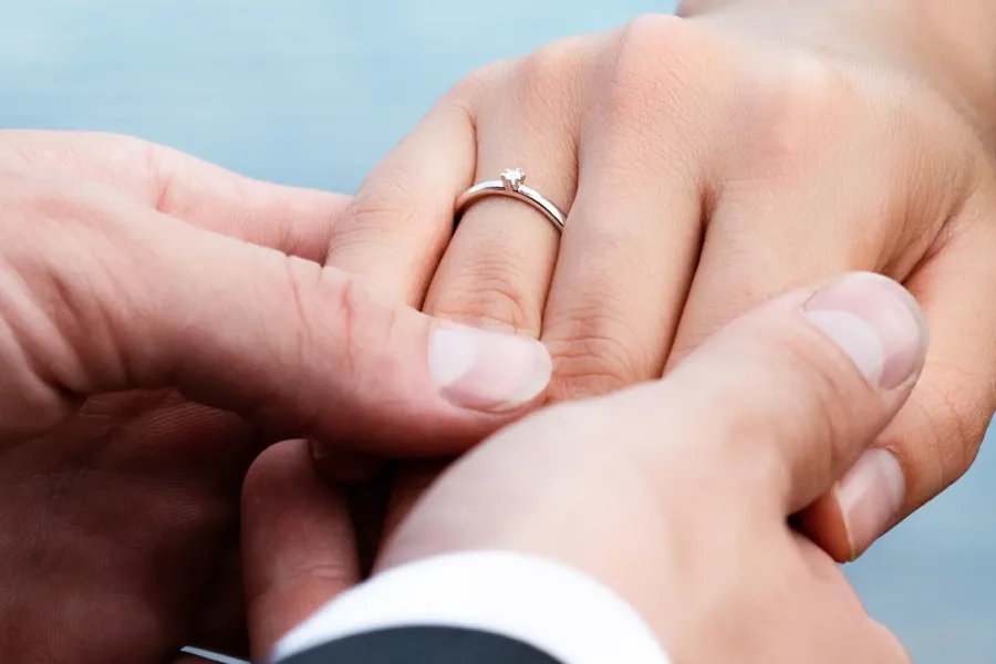primer-plano-pedida-de-mano-ideas-de-entrega-de-anillo-de-matrimonio