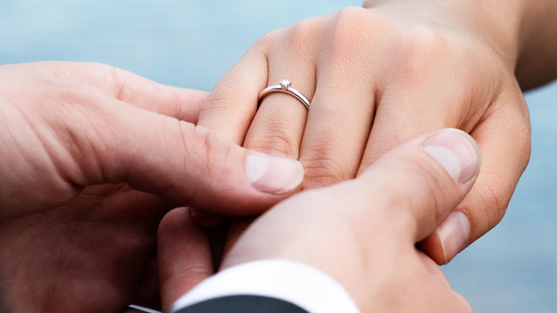 Cómo sorprender a tu pareja con la entrega del anillo de compromiso