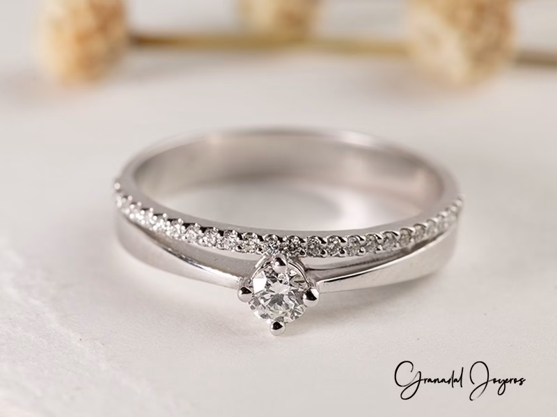 Anillo de compromiso solitario junto a alianza fina con diamantes